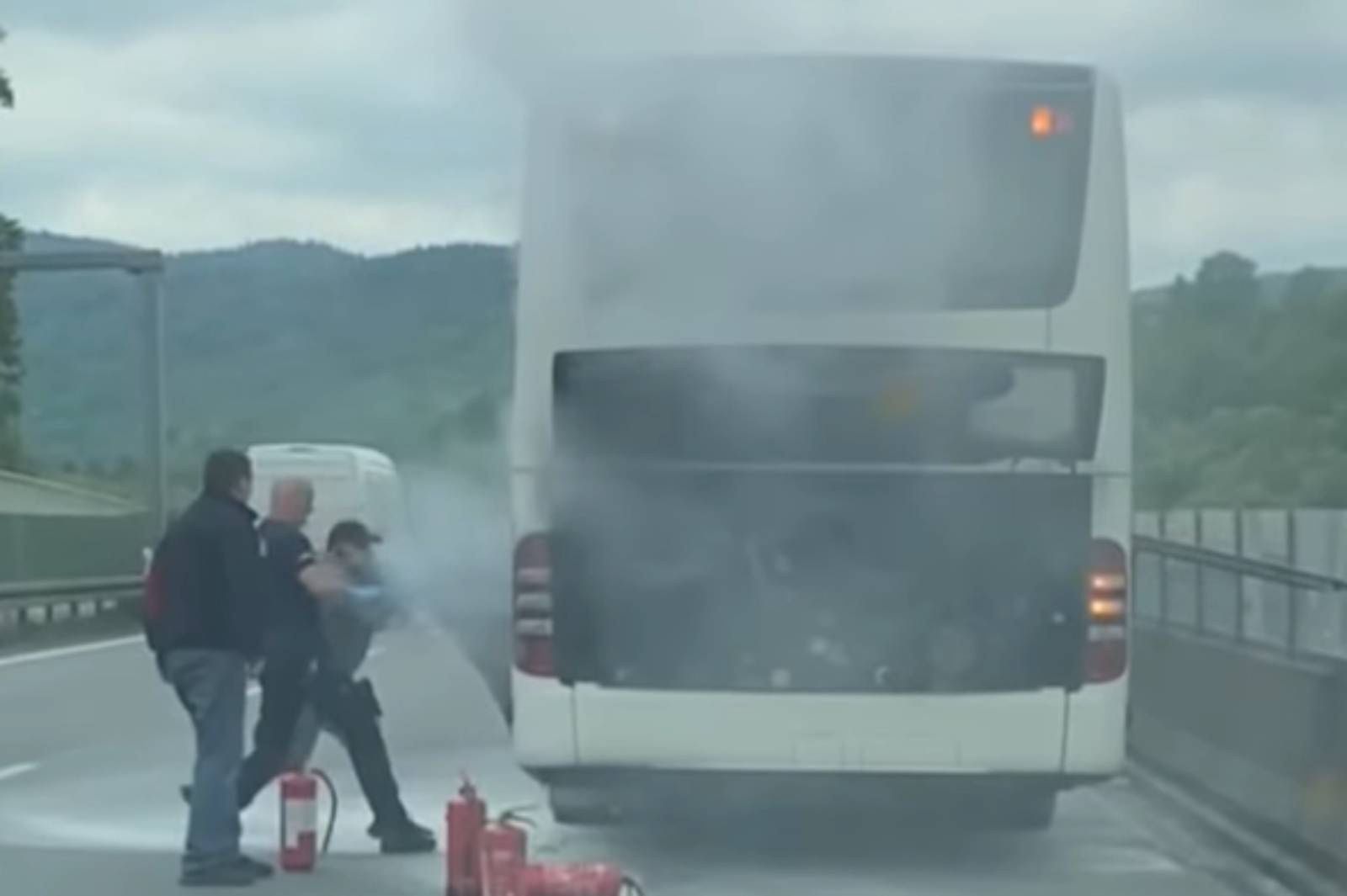 Bohaterski policjant ugasił autobus. Sceny grozy na Zakopiance