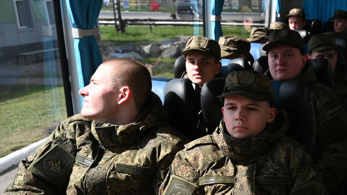 Archiwum zagraniczne East News 2025-04
Russia Defence Conscription 8898348 10.04.2025 Russian conscripts called up for military service sit inside a bus before their departure for garrisons in Rostov-on-Don, Russia. On March, 31, Russian President Vladimir Putin signed a decree setting out the routine spring conscription campaign, calling up 160,000 citizens for statutory military service. Sergey Pivovarov / Sputnik Bataysk Rostov region Russia PUBLICATIONxINxGERxSUIxAUTxESTxLTUxLATxNORxSWExDENxNEDxPOLxUKxONLY Copyright: xSergeyxPivovarovx
IMAGO/Sergey Pivovarov