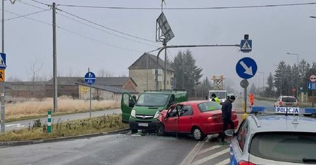 Wypadek na DK 74. Uszkodzeniu uległy trzy samochody. Poszkodowani wymagali opieki medycznej