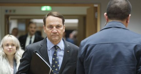 Strefa euro się powiększa o nowy kraj. Sikorski zabrał głos