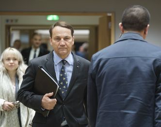 Strefa euro się powiększa o nowy kraj. Sikorski zabrał głos