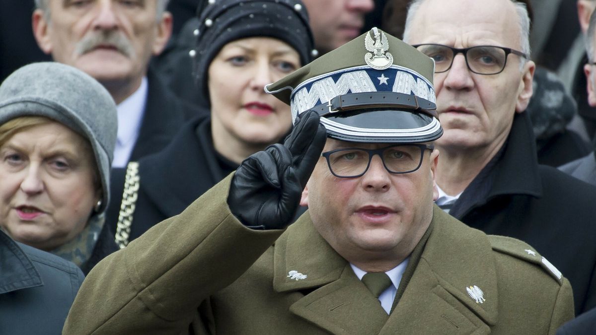 Reporter baza 2020-06-a
16.12.2017 Gdynia Pogrzeb Trzech Komandorow ofiar stalinizmu kontradmirala Stanislawa Mieszkowskiego kontradmirala Jerzego Staniewicza oraz komandora Zbigniewa Przybyszewskiego z udzialem prezydenta RP Andrzeja Dudy Nz general brygady Jaroslaw Kraszewski  dyrektor Departament Zwierzchnictwa nad Silami Zbrojnymi BBN Fot. Wojciech Strozyk/REPORTER
Wojciech Strozyk/REPORTER