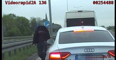 Drogowy "szeryf" wymierzał sprawiedliwość przed radiowozem. Stracił prawko