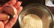 Moja mama zasypuje czosnek ryżem. Odkąd poznałam powód, robię to samo i mam spokój