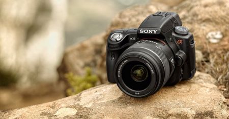 Sony A35 z półprzezroczystym lustrem i szybkim ustawianiem ostrości