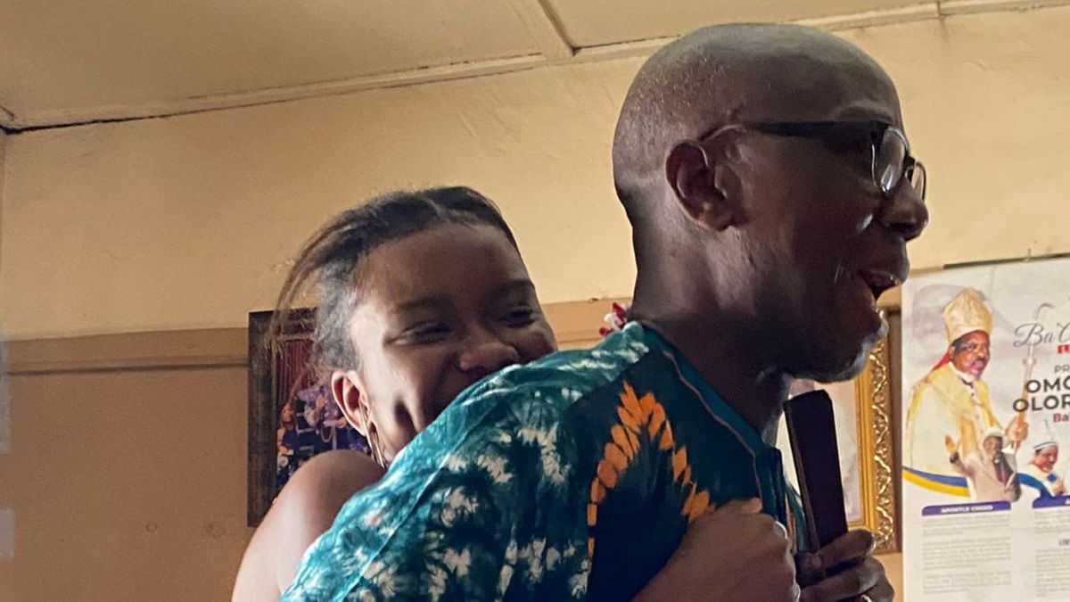 Dziewczyna wyrwała się z piekła. Uciekła z Ukrainy. Wdzięczny ojciec z radości nosi ją na rękach