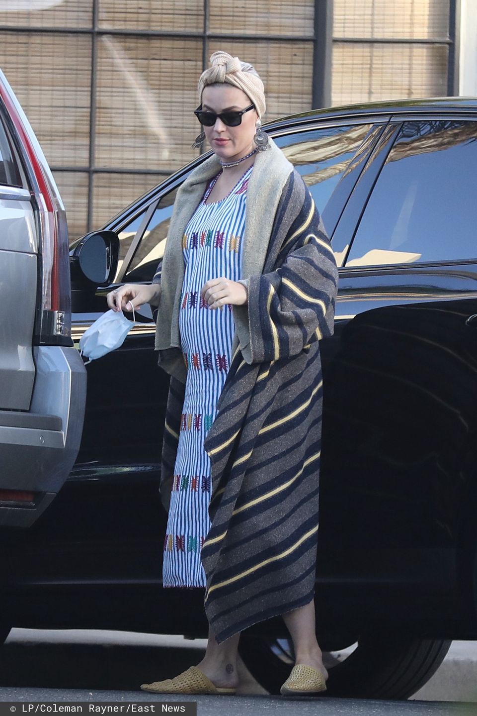 Katy Perry wręcza bezdomnemu 20 dolarów