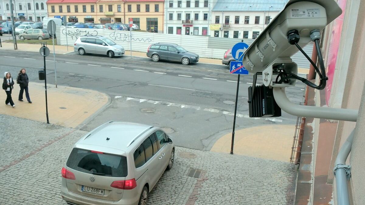 Kamera rejestrująca wyjeżdżające pojazdy ul. Olejną na Starym Mieście