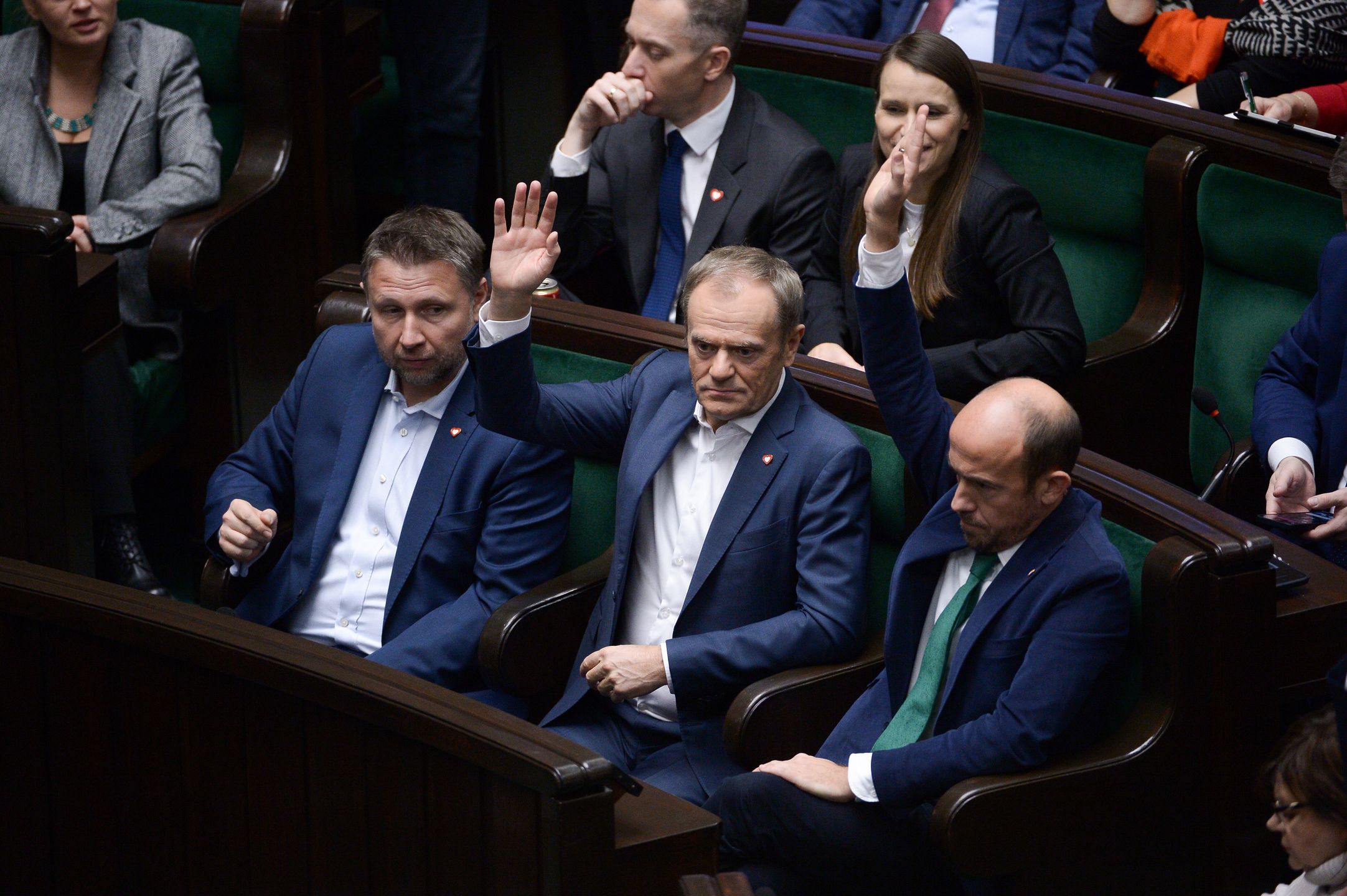Warszawa, 28.11.2023. Przewodniczący PO Donald Tusk (C-dół), sekretarz generalny Platformy Obywatelskiej Marcin Kierwiński (L-dół) oraz wiceprzewodniczący PO Borys Budka (P-dół) na sali obrad Sejmu w Warszawie, 28 bm. W harmonogramie obrad znalazło się m.in. powołanie Rzecznika Praw Dziecka i członka komisji ds. pedofilii, a także debata nad trzema projektami powołującymi komisje śledcze: ws. Pegasusa, tzw. wyborów kopertowych oraz tzw. afery wizowej. (ad) PAP/Marcin Obara