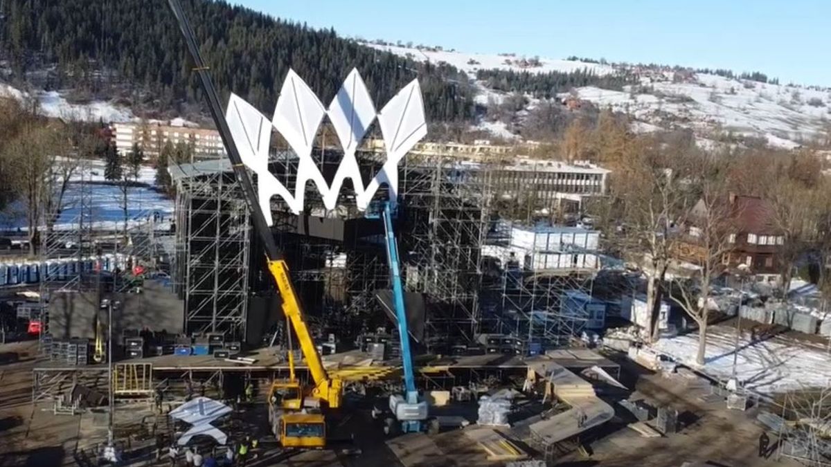 Trwają prace przy budowie sceny "Sylwestra Marzeń" 