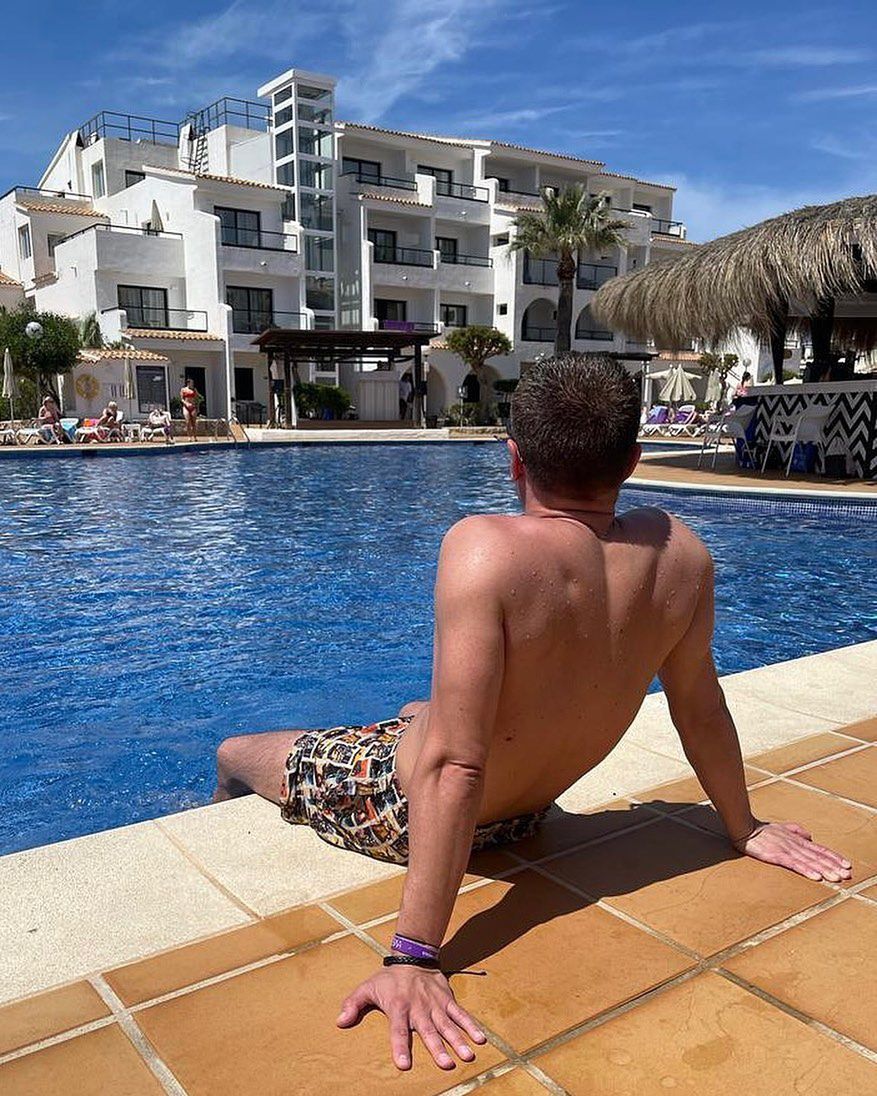 Marcin Hakiel z uśmiechem na ustach wypoczywa na wakacjach. Tylko pozazdrościć? 