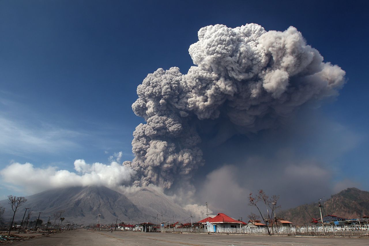 Turyści weszli mimo zakazu. Tragiczna erupcja wulkanu Dukono pochłonęła ofiary