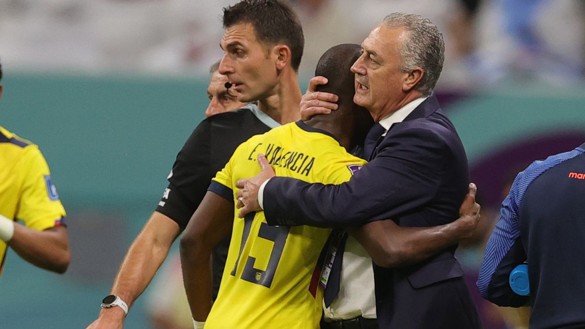 Enner Valencia of Ecuador hugs Ecuador's head coach Gustavo Alfaro as he is being substituted during the FIFA World Cup 2022 group A Opening Match between Qatar and Ecuador at Al Bayt Stadium in Al Khor, Qatar, 20 November 2022. EPA/Friedemann Vogel Dostawca: PAP/EPA.
