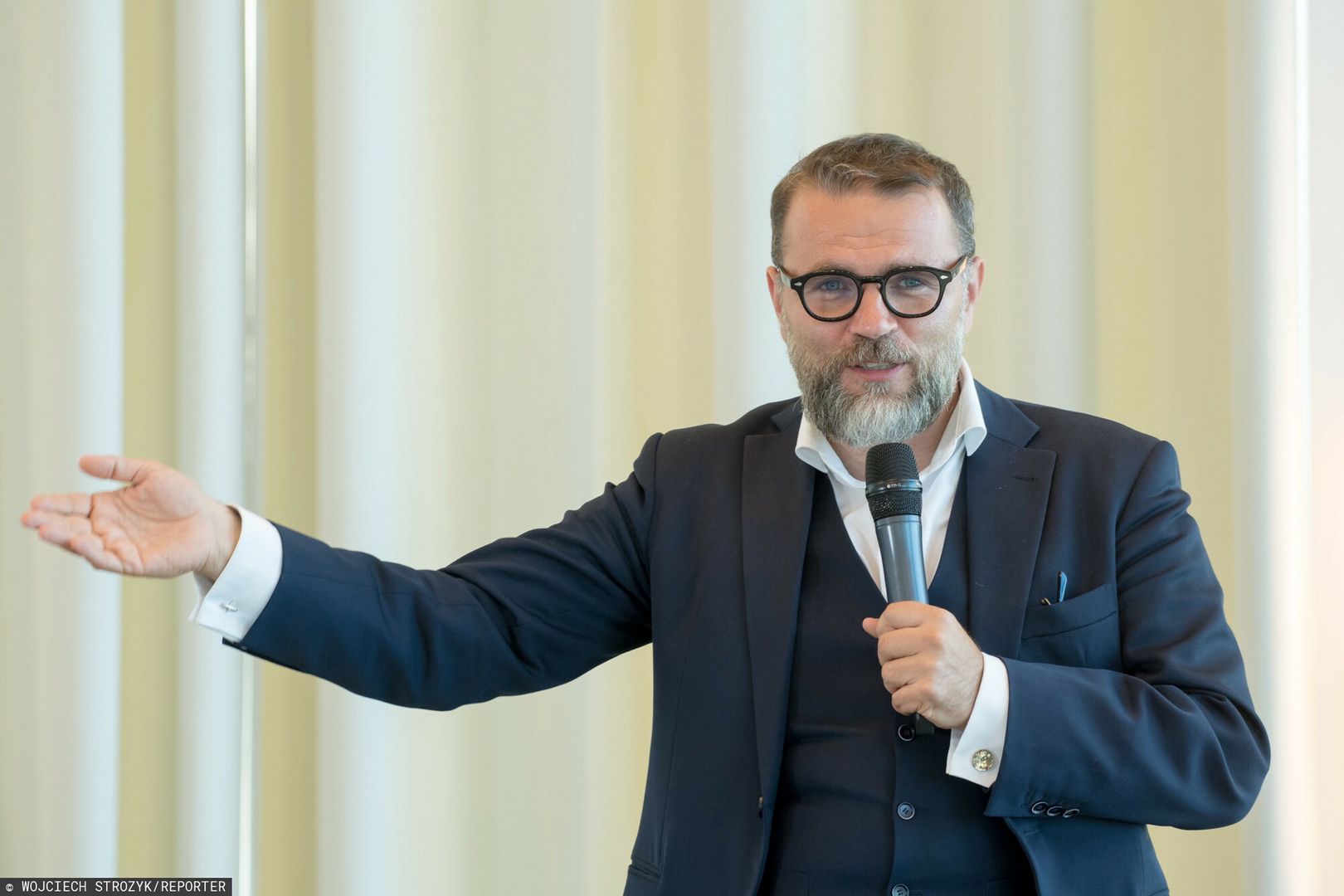 Jacek Bartosiak to prawnik oraz ekspert w dziedzinie stosunków międzynarodowych. W przeszłości krótko pełnił funkcję prezesa Centralnego Portu Komunikacyjnego. Dziś znany jest głównie jako autor poczytnych książek poświęconych wojnie i rywalizacji mocarstw