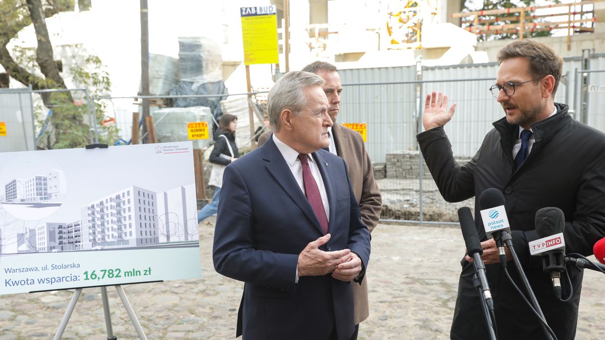 Warszawa, 10.10.2023. Minister rozwoju i technologii Waldemar Buda (P) oraz minister kultury i dziedzictwa narodowego Piotr Gliński (L) podczas konferencji prasowej przy ulicy Stolarskiej w Warszawie, 10 bm. (ad) PAP/Tomasz Gzell