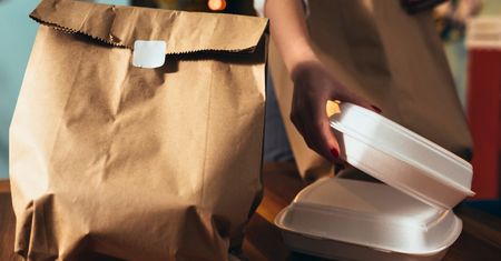 Koniec z dopłacaniem za opakowania na wynos. Szykuje się rewolucja w gastronomii