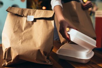 Koniec z dopłacaniem za opakowania na wynos. Szykuje się rewolucja w gastronomii