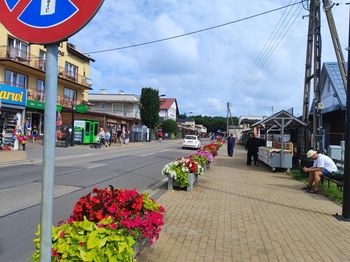 Ma 987 mieszkańców. W sezonie odwiedza ją 50 tys. osób. Dlaczego?
