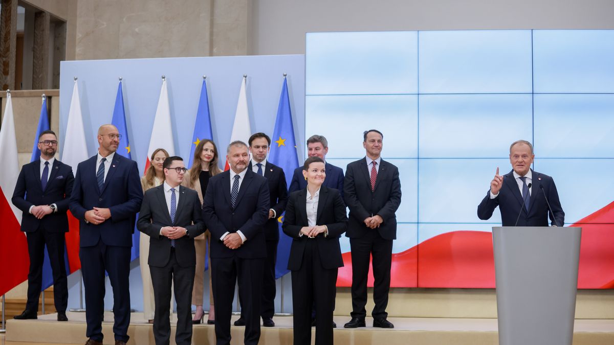 Warszawa, 23.07.2025. Premier Donald Tusk (P) oraz nowi ministrowie, na pierwszym planie od lewej: sportu - Jakub Rutnicki, energii Miłosz Motyka, sprawiedliwości - Waldemar Żurek, kultury - Marta Cienkowska, podczas konferencji prasowej w KPRM w Warszawie, 23 bm. Szef rządu przedstawił szczegóły rekonstrukcji swojego gabinetu. (mr) PAP/Leszek Szymański