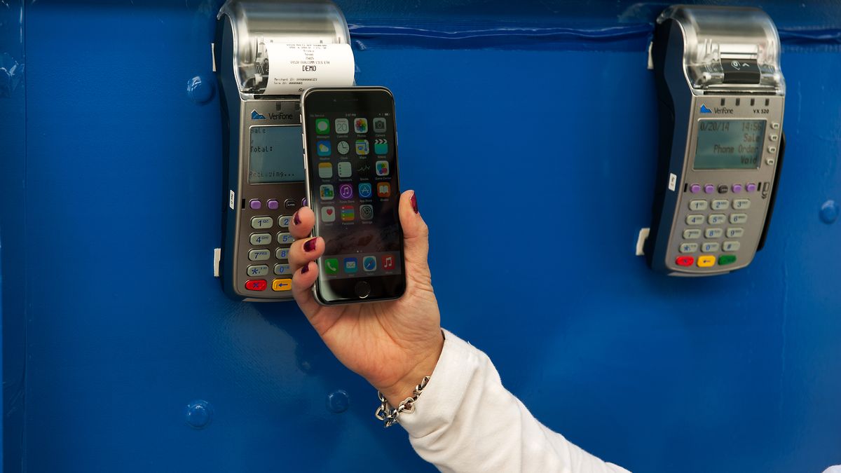 PKO BP wprowadza obsługę Apple Pay i Garmin Pay dla przedsiębiorców, fot. Getty Images