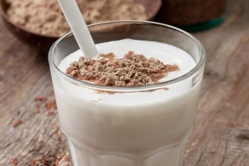 Dodaj do kefiru i wypij. To tylko dwa składniki, a jelita działają jak w zegarku i brzuch staje się płaski