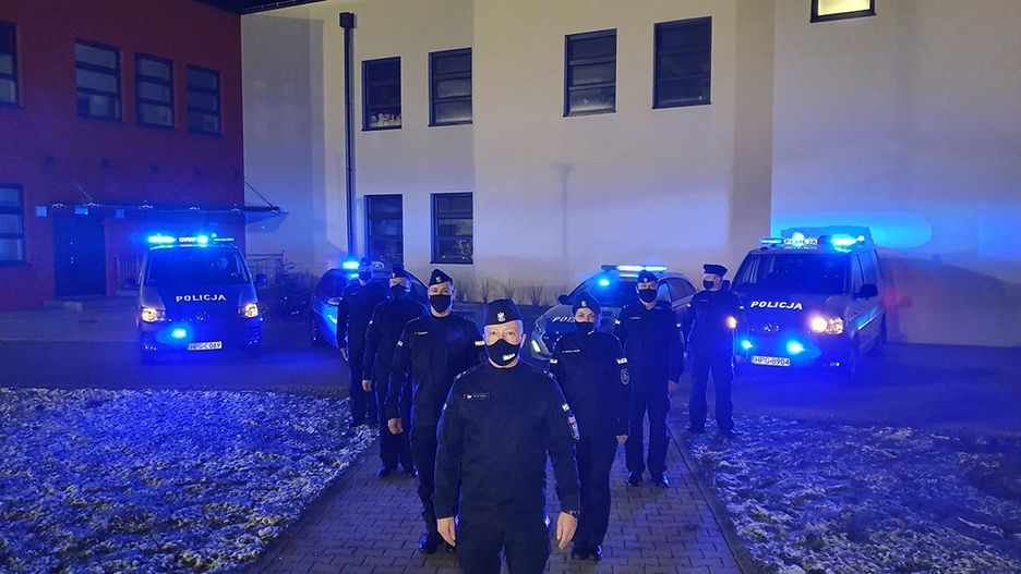 Policjanci z Wieliczki wymyślili challenge, by pomóc kobiecie pokrzywdzonej w wypadku (wieliczkacity.pl)