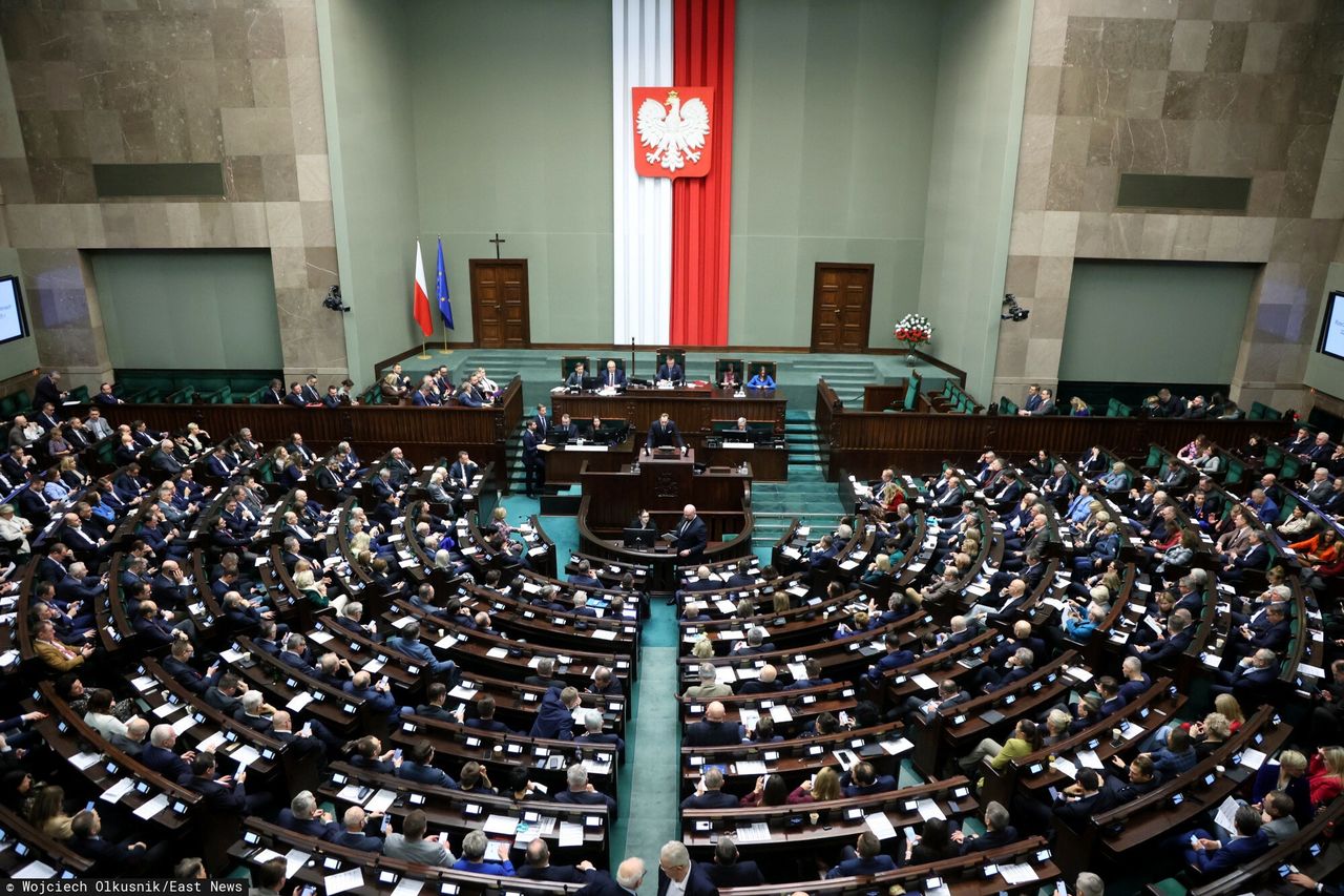 Kolejne podwyżki na Wiejskiej. Prawie 2 tys. złotych w górę