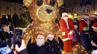 Piotrków: Świąteczna choinka rozświetliła Rynek Trybunalski