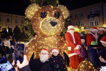 Piotrków: Świąteczna choinka rozświetliła Rynek Trybunalski