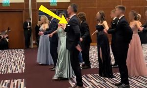 Nagranie ze studniówki. Wszyscy patrzą na dyrektora