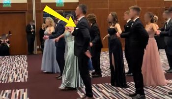 Nagranie ze studniówki. Wszyscy patrzą na dyrektora