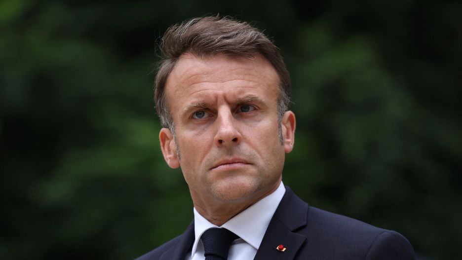 French President Emmanuel Macron reviews troops that will take part in the Bastille Day parade, in Paris, France, 02 July 2024. President Macron received pilots of French airforce ahead of Bastille Day on July 14. EPA/AURELIEN MORISSARD / POOL MAXPPP OUT Dostawca: PAP/EPA.