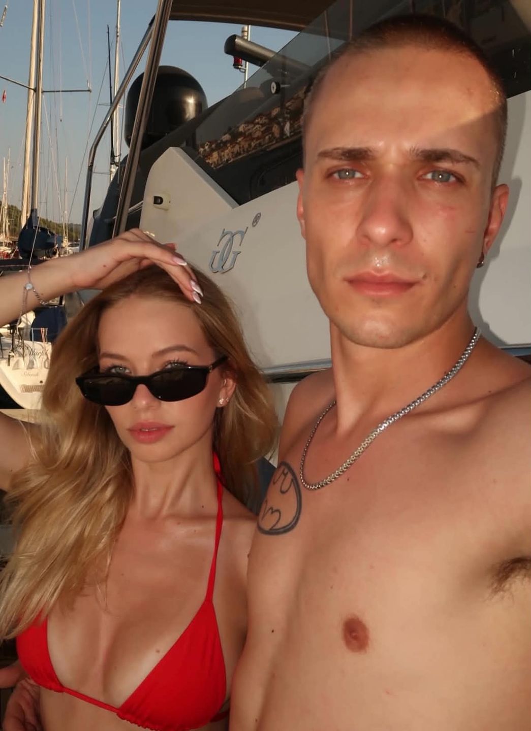 Syn Katarzyny Nosowskiej byczy się na jachcie z ukochaną