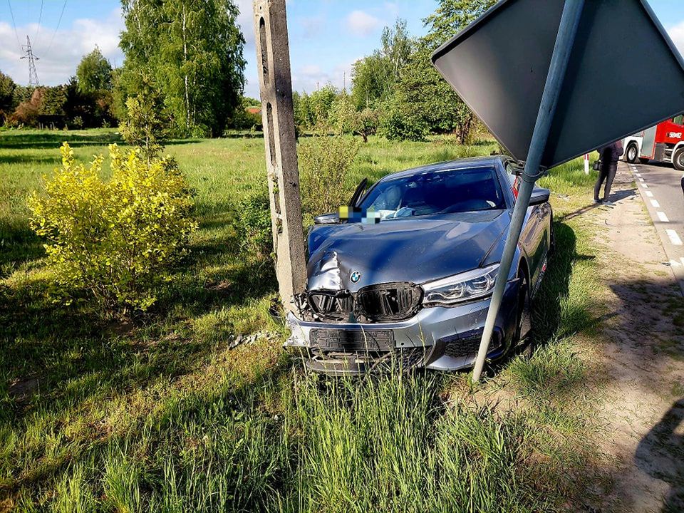 Maturzysta spieszył się na egzamin. Doszło do zderzenia dwóch BMW