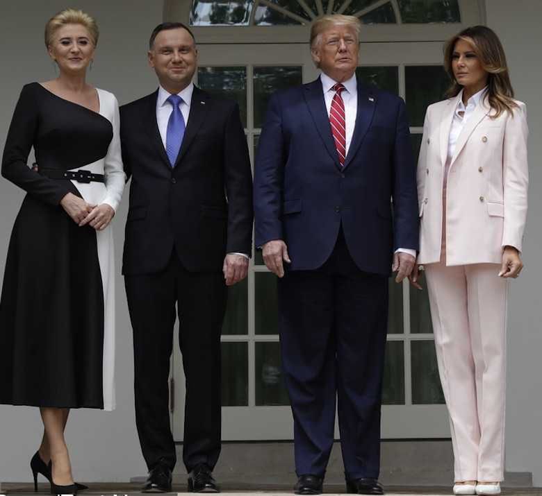 Melania Trump i Donald Trump przed Białym Domem