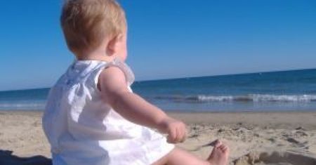 Bezpieczne plażowanie z dziećmi
