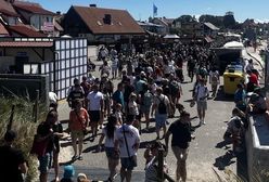 Wideo z polskiego kurortu. Rzeka ludzi na deptaku, na plaży aż czarno