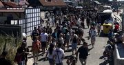 Wideo z polskiego kurortu. Rzeka ludzi na deptaku, na plaży aż czarno