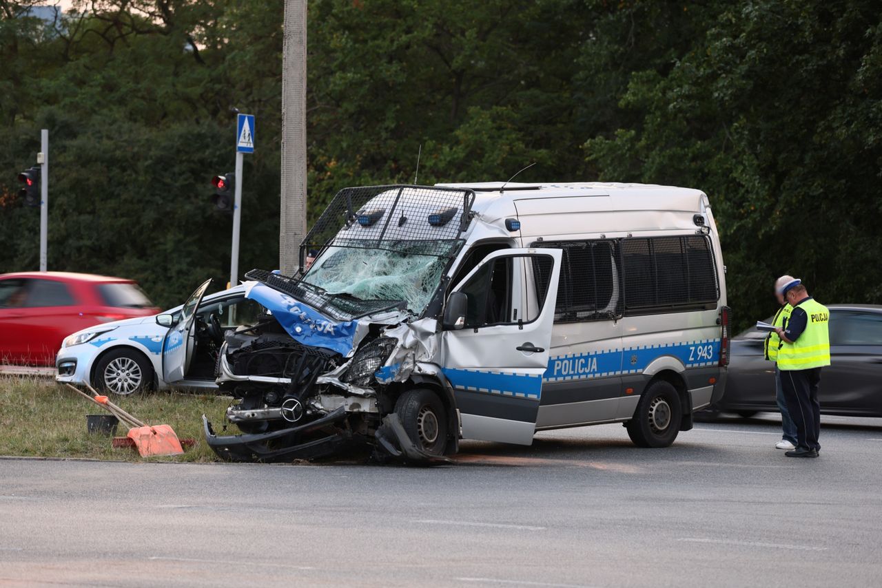 Wypadek z udziałem radiowozu w Warszawie. Zderzenie z betoniarką. Czterech policjantów rannych
