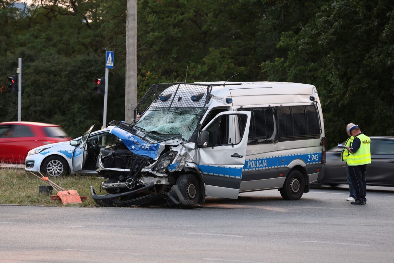 Kolizja z udziałem radiowozu w Warszawie. Czterech policjantów rannych