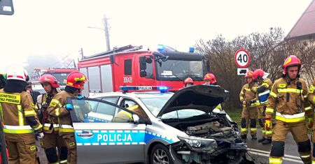 Wypadek z udziałem radiowozu. Ranny policjant i strażniczka miejska