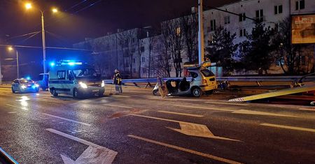 Wypadek na ul. Kunickiego. Renault wbił się w latarnię, z auta wyrwało silnik