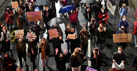 Koronawirus. Rekord zakażeń. Premier wini protestujących. Ostra odpowiedź eksperta