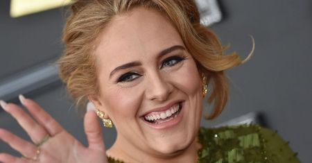 Adele pozuje na gali w towarzystwie NOWEGO PARTNERA (ZDJĘCIA)