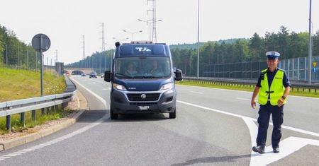 Zasadę dwóch sekund musi znać każdy. Policja sprawdza kierowców, a mandat to 500 zł
