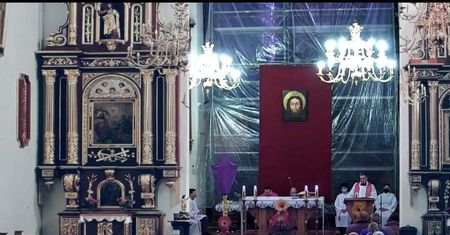Niedziela Palmowa w Nowym Sączu. Kuriozalna transmisja mszy