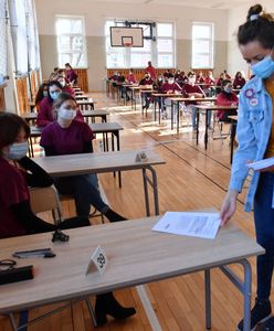 Warszawa. Wystartowała matura 2021. Maseczki, dystans i dezynfekcja