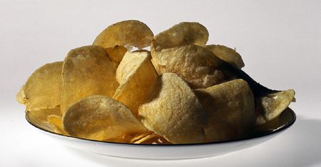 Przepis na domowe chipsy. Zdrowsza wersja popularnej przekąski