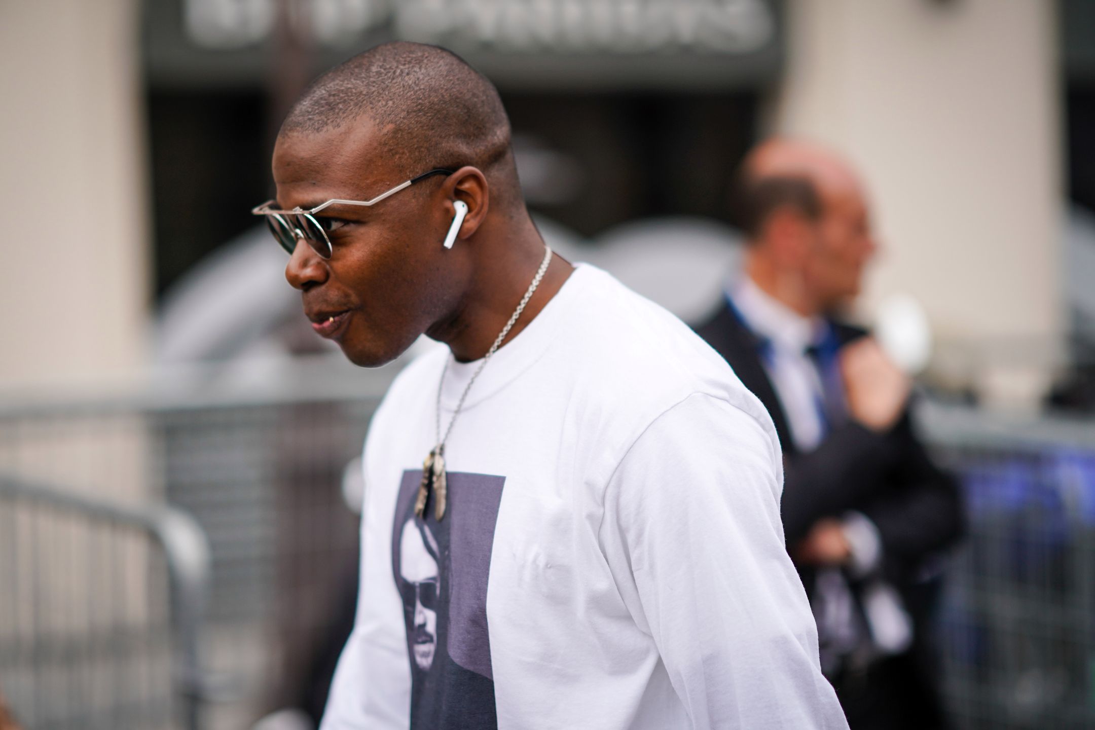 Apple nadal wyznacza trendy. Słuchawki AirPods właśnie stały się biżuterią 1