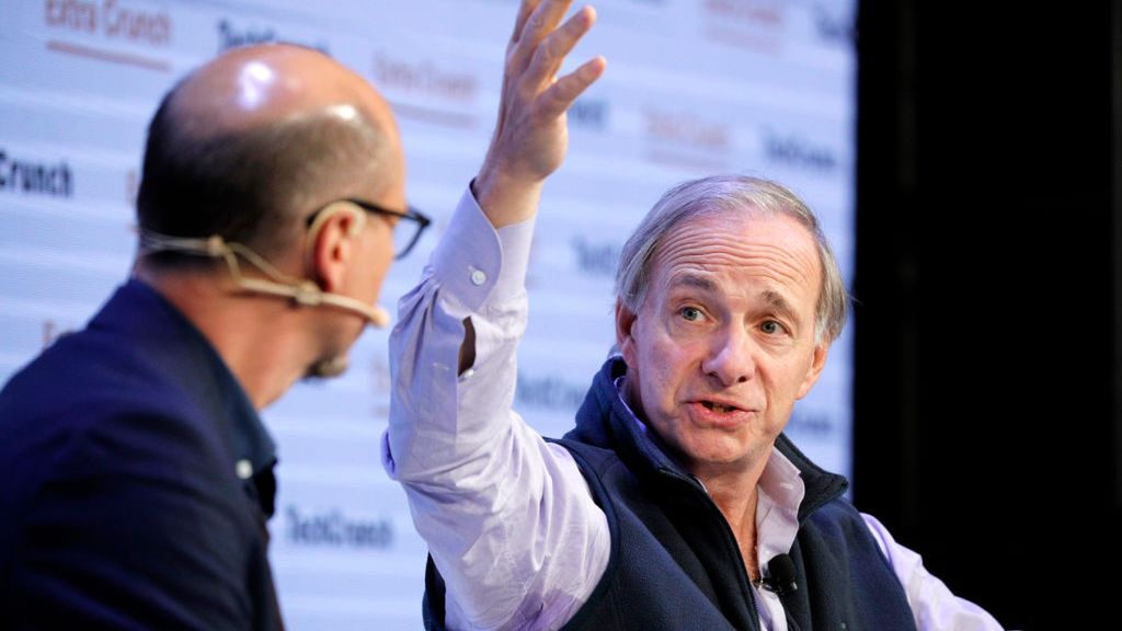 Ray Dalio przewiduje, że największe banki centralne na świecie zaczną obniżać stopy procentowe w 2024 roku